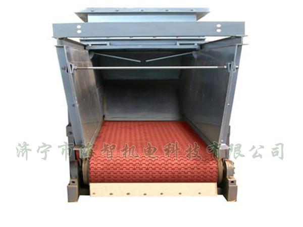 防腐蝕帶式（甲帶）給料機采用了防打滑膠帶，防止在物料輸送過程中造成撒料后果